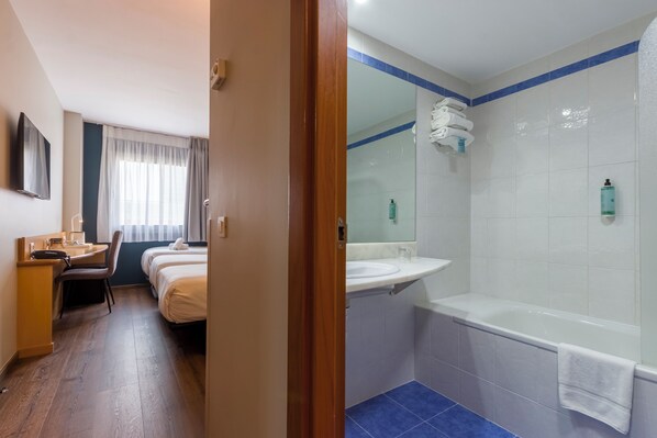 Triple Room | Desk, blackout drapes, free WiFi, bed sheets