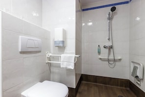Habitación | Baño | Artículos de higiene personal ecológicos, secador de pelo y toallas
