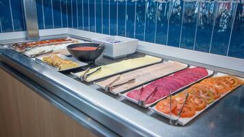 Se ofrece un desayuno bufé (12 EUR por persona)