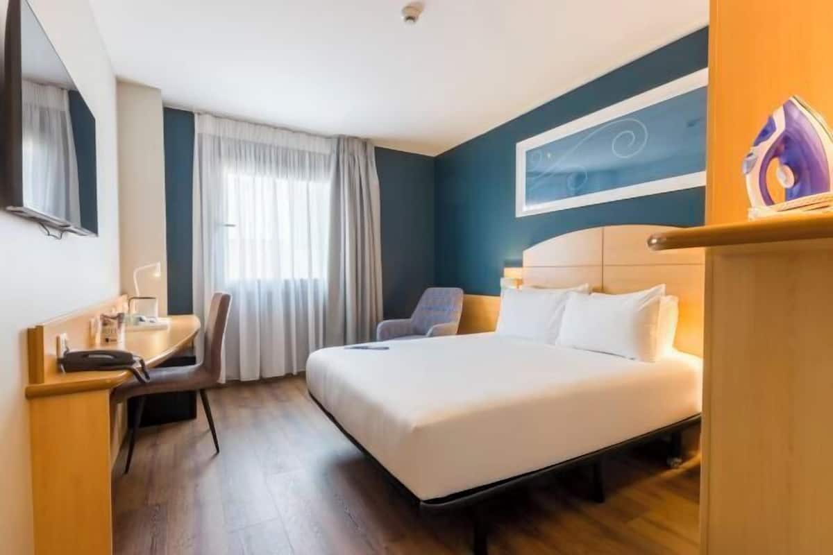 Memory foam beds, desk, blackout drapes, free WiFi