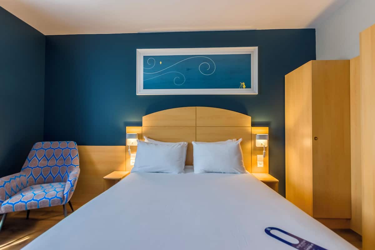 Desk, blackout curtains, free WiFi, bed sheets