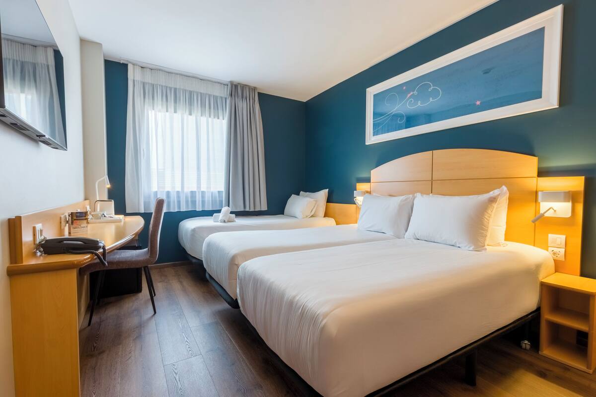 Desk, blackout drapes, free WiFi, bed sheets