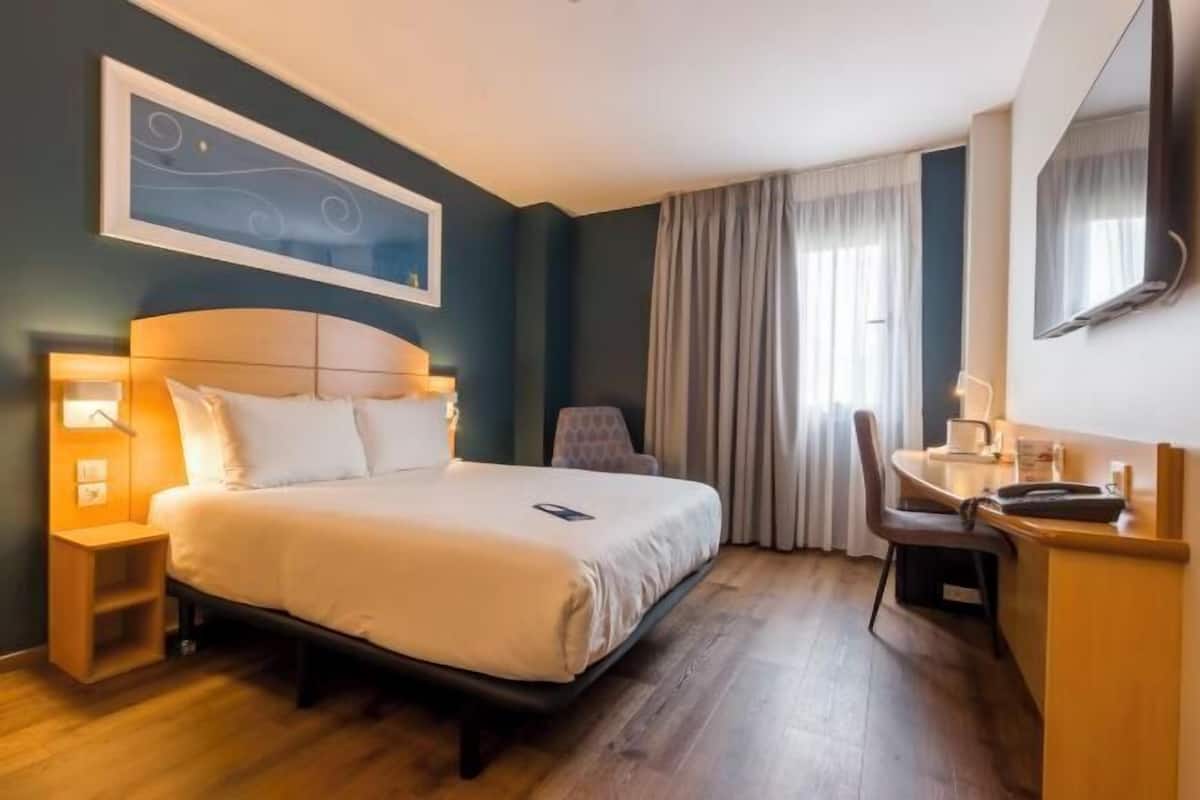 Memory foam beds, desk, blackout drapes, free WiFi