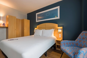 1 chambre, matelas mémoire de forme, bureau, rideaux occultants