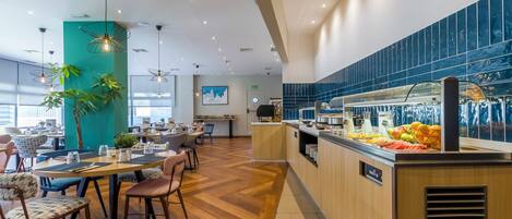 Breakfast and dinner served