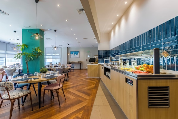 Breakfast and dinner served