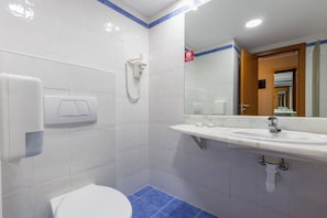 Articles de toilette écologiques, sèche-cheveux, serviettes fournies