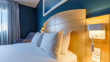 Escritorio, cortinas blackout, wifi gratis y ropa de cama