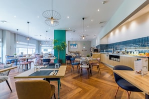 Petit déjeuner et dîner servis sur place