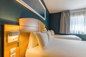 Driepersoonskamer | Een bureau, verduisterende gordijnen, gratis wifi, beddengoed