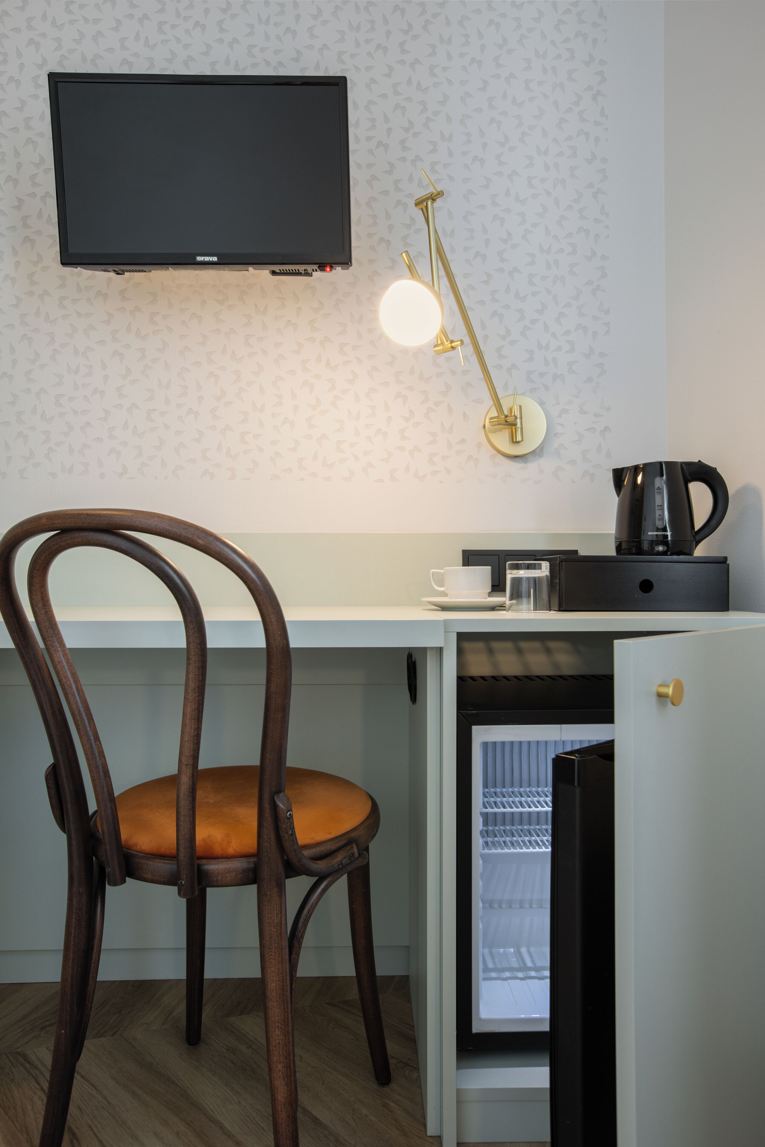 superior single room | 1 bedroom, in-room safe, desk, iron/ironing board