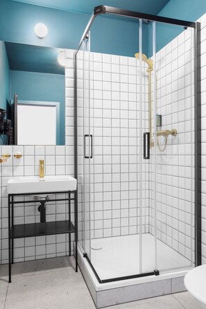 Shower, hair dryer, towels - Hotel Beranek Prague (Prague)