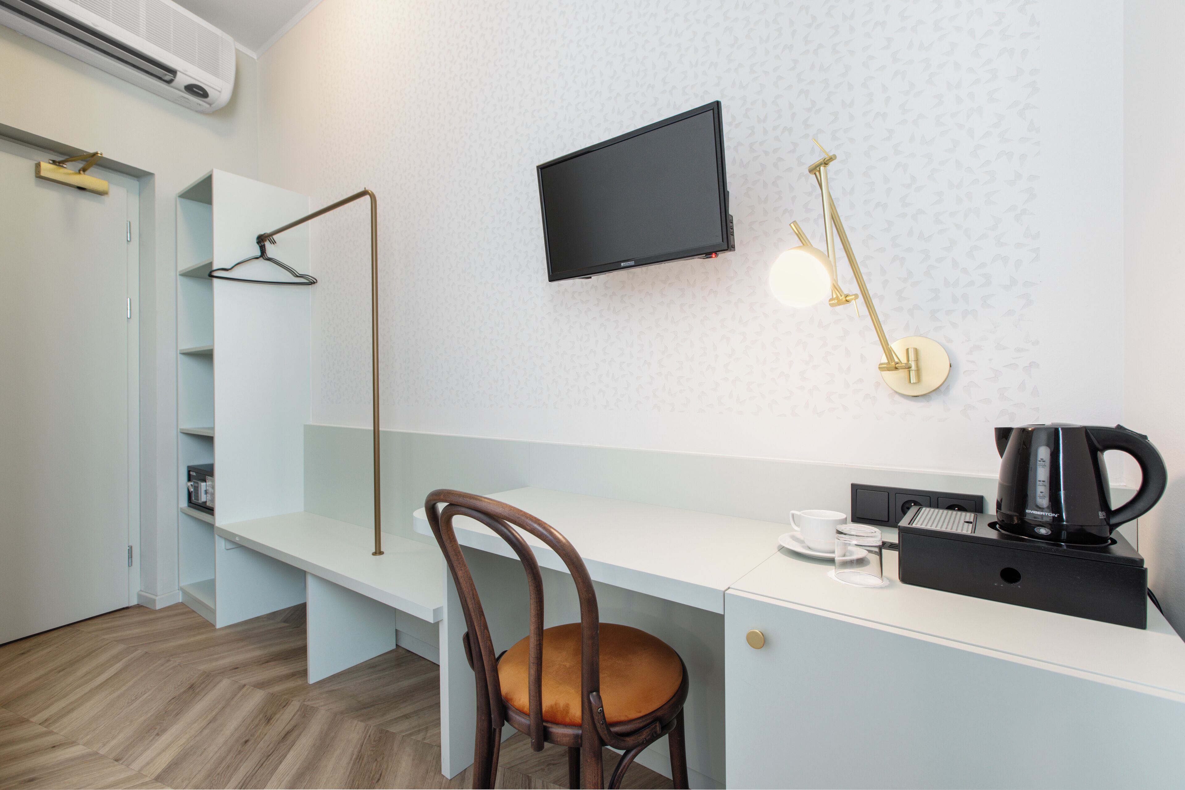 superior single room | 1 bedroom, in-room safe, desk, iron/ironing board