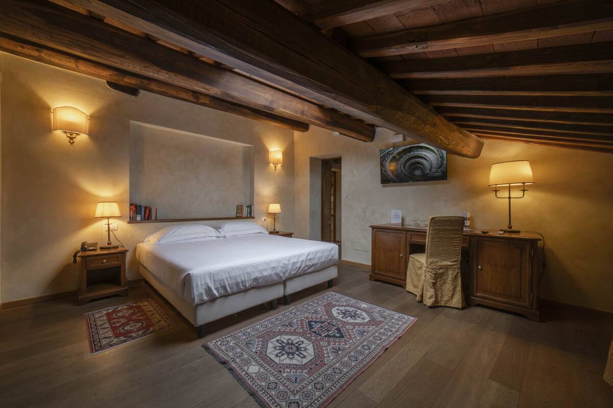 mansarda | minibar, in-room safe, desk, cots/infant beds