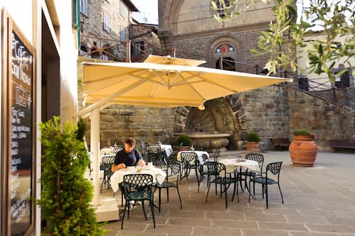 2 restaurants; breakfast and lunch served
