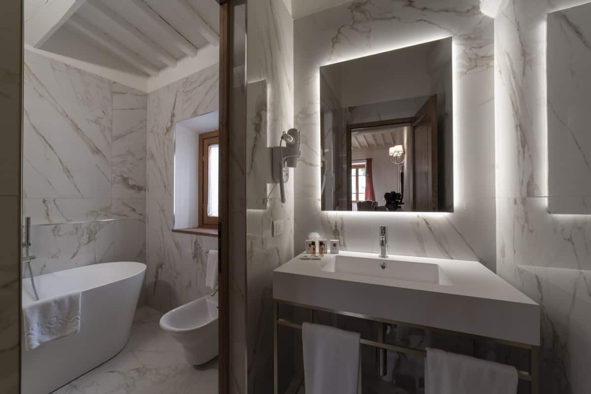 suite | bathroom | shower, free toiletries, hair dryer, bidet