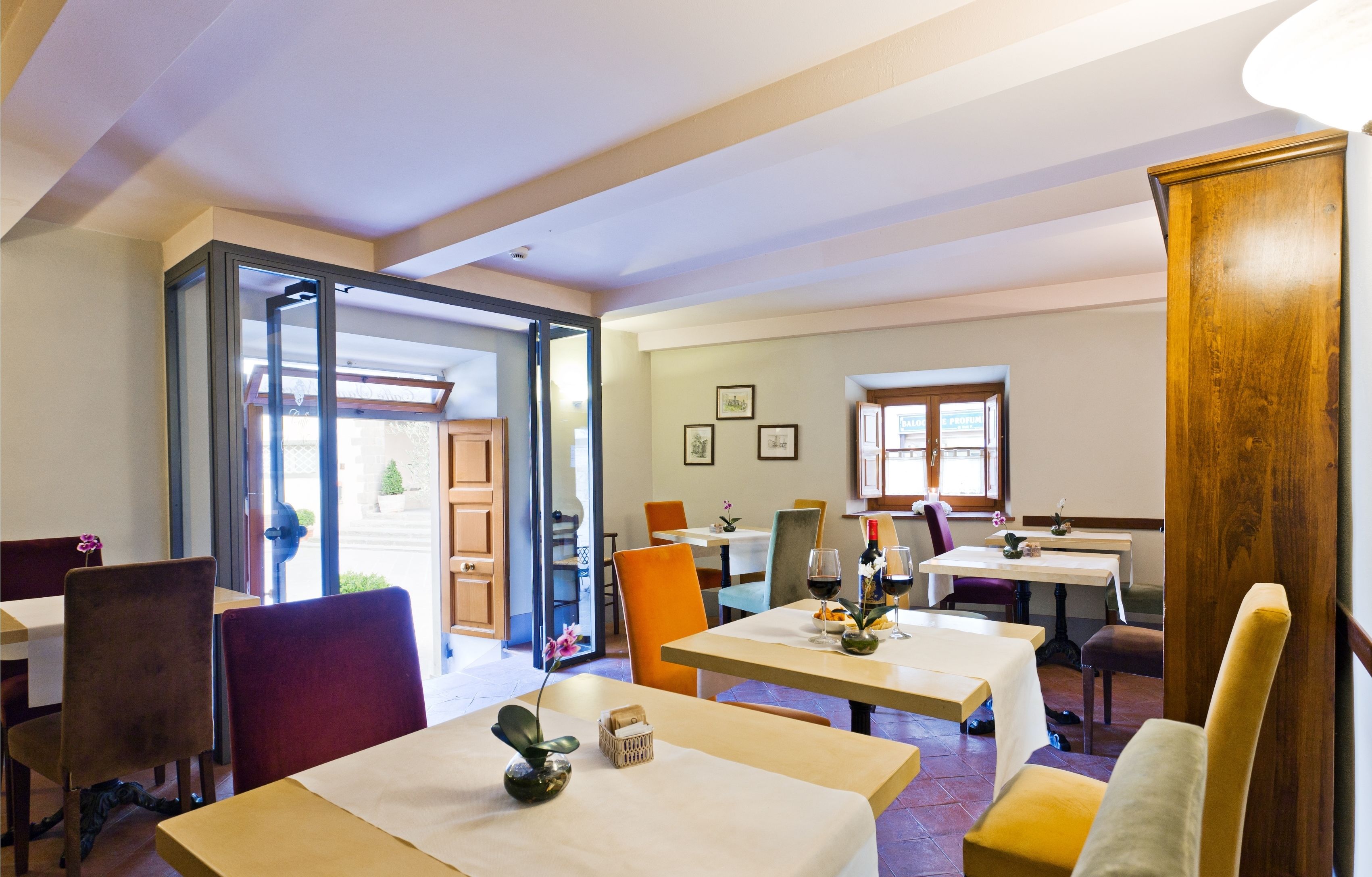 serves breakfast and lunch