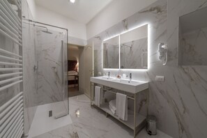 Shower, free toiletries, hair dryer, bidet - Hotel Palazzo San niccolò & Spa (Radda in Chianti)