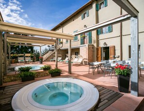 Indoor pool, seasonal outdoor pool, sun loungers - Hotel Palazzo San niccolò & Spa (Radda in Chianti)