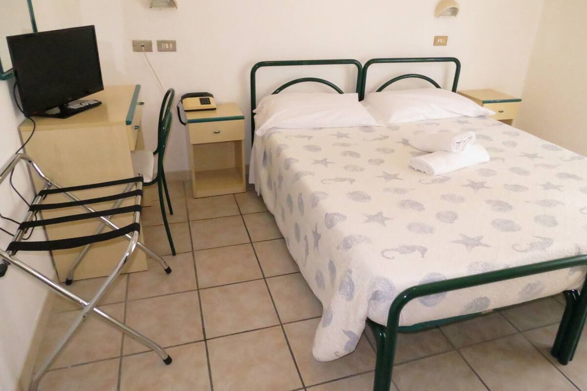 Standaard kamer, 1 twee- of 2 eenpersoonsbedden | Een kluis op de kamer, een bureau, gratis wifi