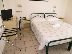 Standard Double or Twin Room | Peti besi dalam bilik, meja, Wi-fi percuma 