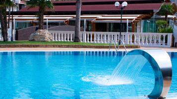 Una piscina techada, una piscina al aire libre