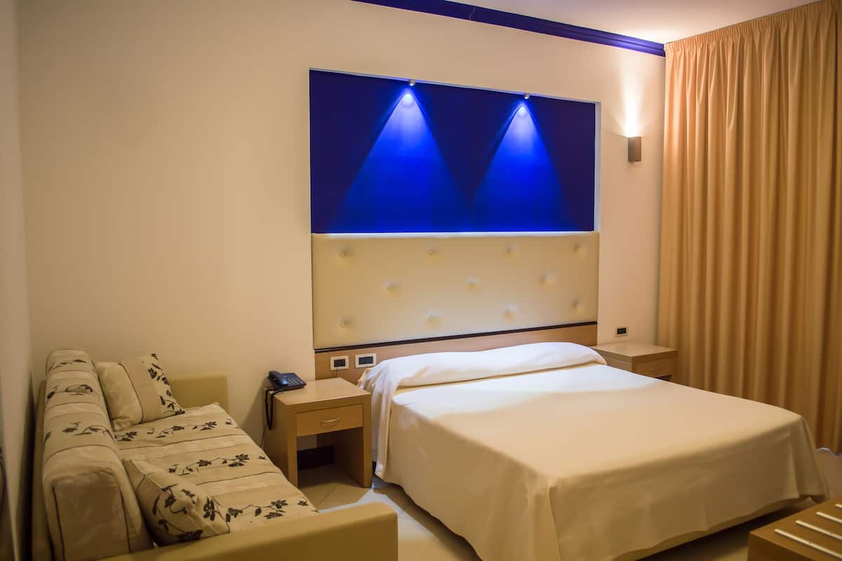 Habitación cuádruple familiar | Sábanas italianas Frette, minibar, caja fuerte y escritorio