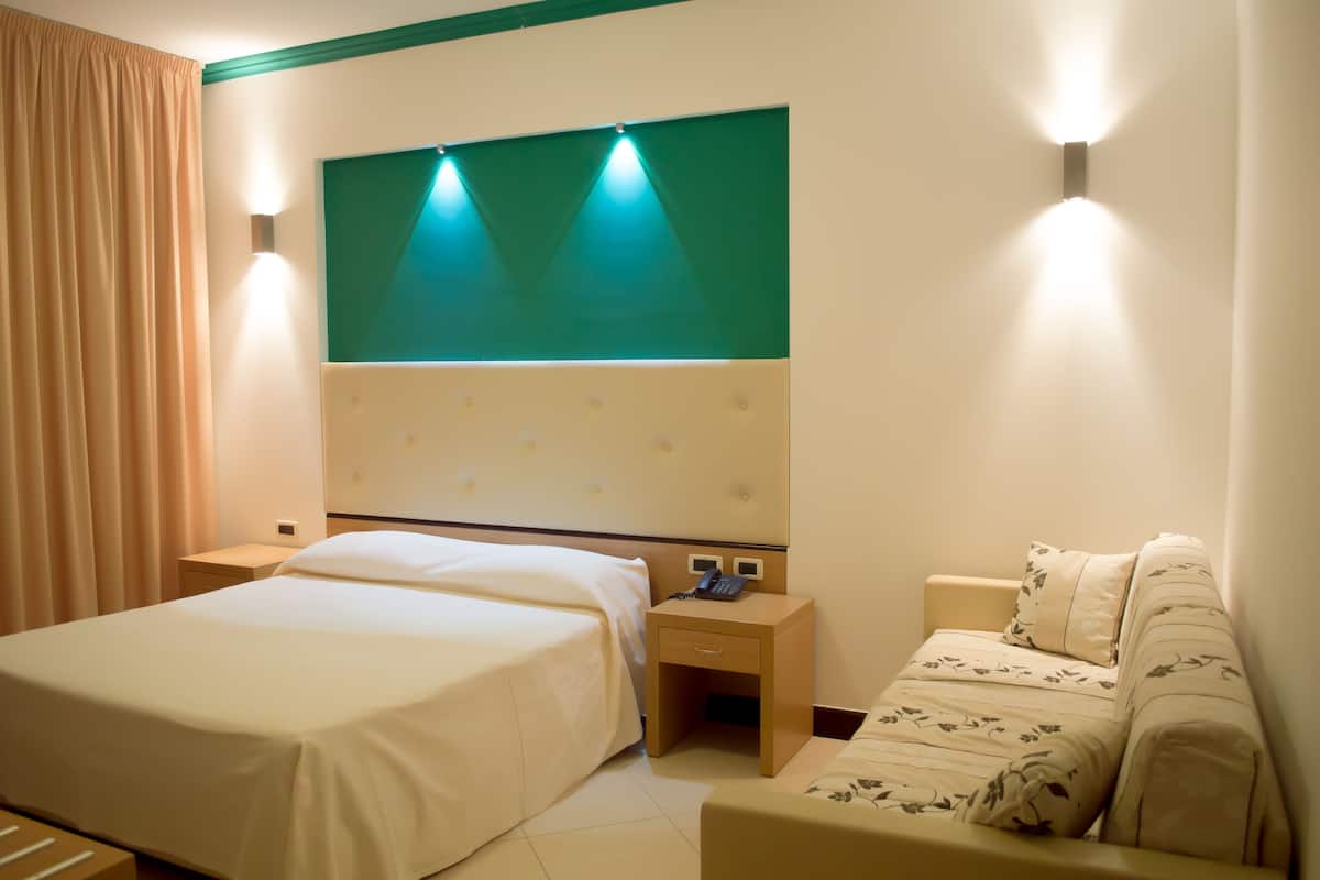 Sábanas italianas Frette, minibar, caja fuerte y escritorio