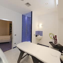 Lenzuola Frette, minibar, una cassaforte in camera, una scrivania