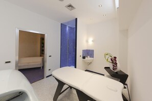 Frette Italian sheets, minibar, in-room safe, desk