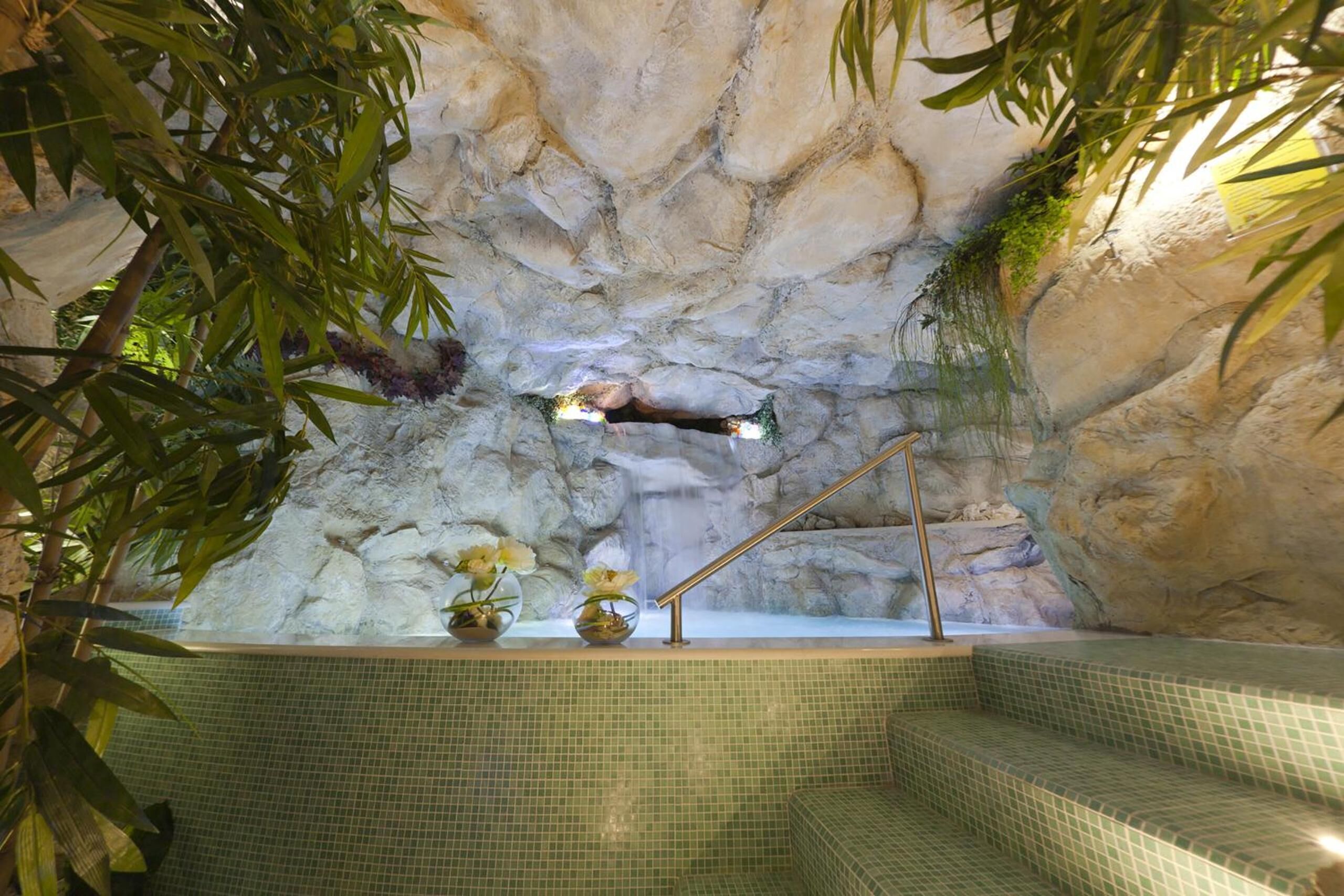 Sauna, hot tub, steam room, Turkish bath/hammam, body treatments