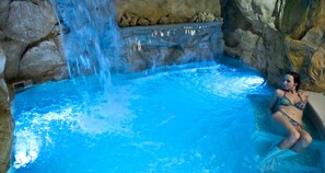 Piscine couverte, piscine extérieure, chaises longues