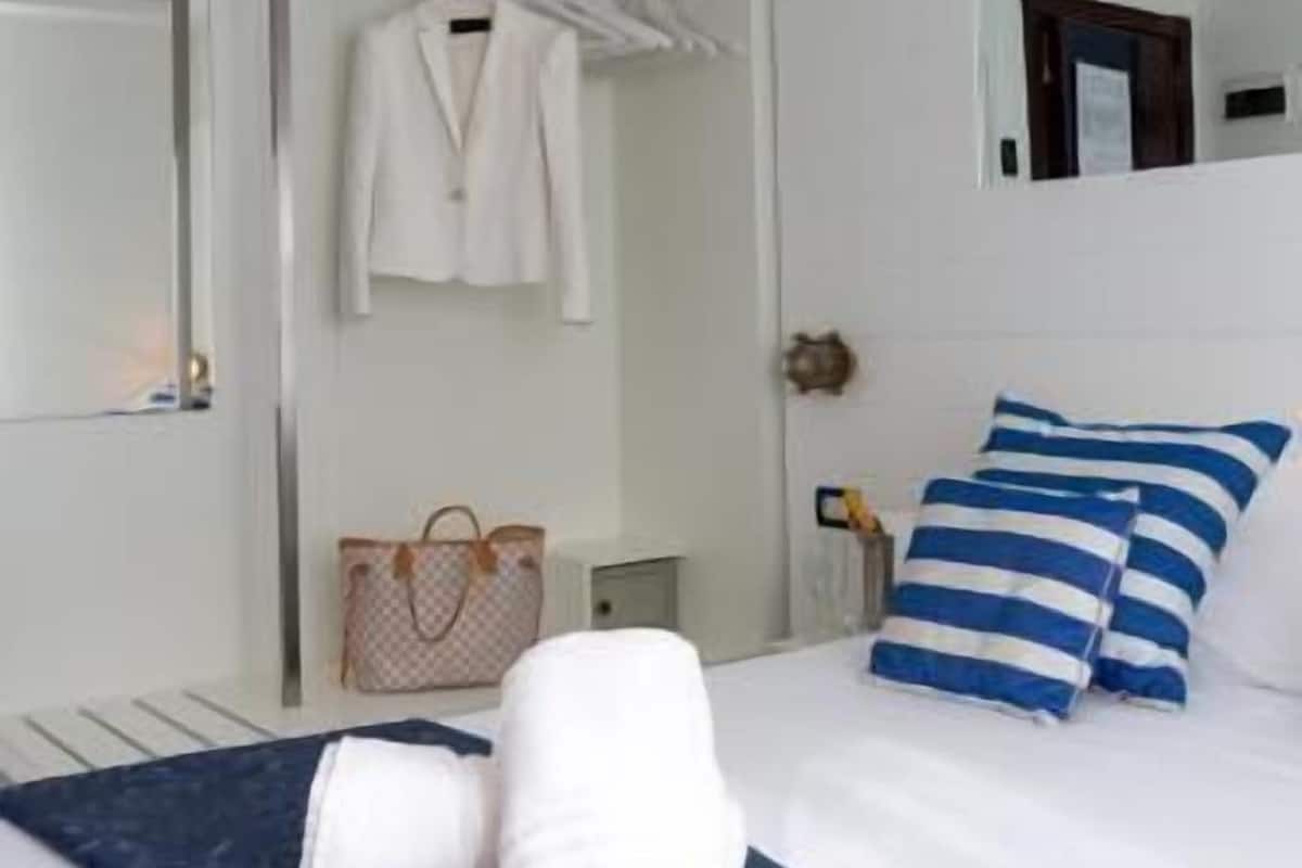 Caixa forta a l'habitació, escriptori, cortines opaques i wifi gratuïta