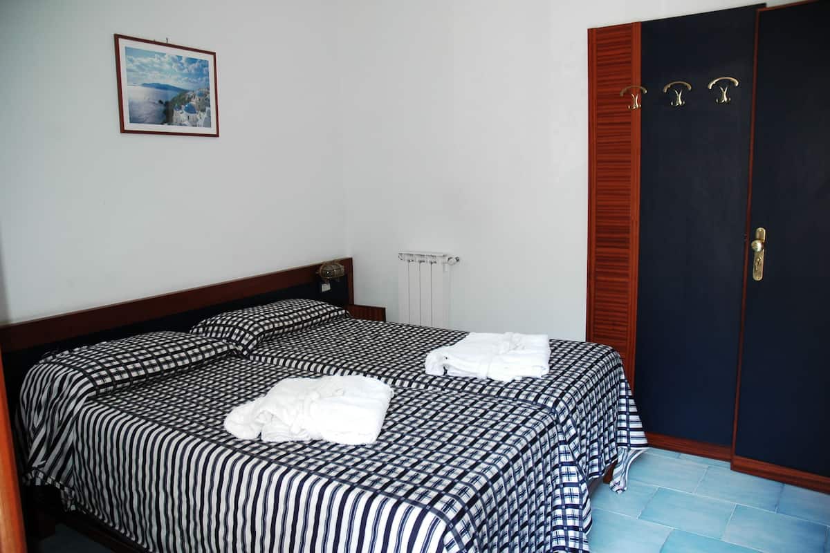 Caja de seguridad en la habitación, escritorio y cortinas blackout