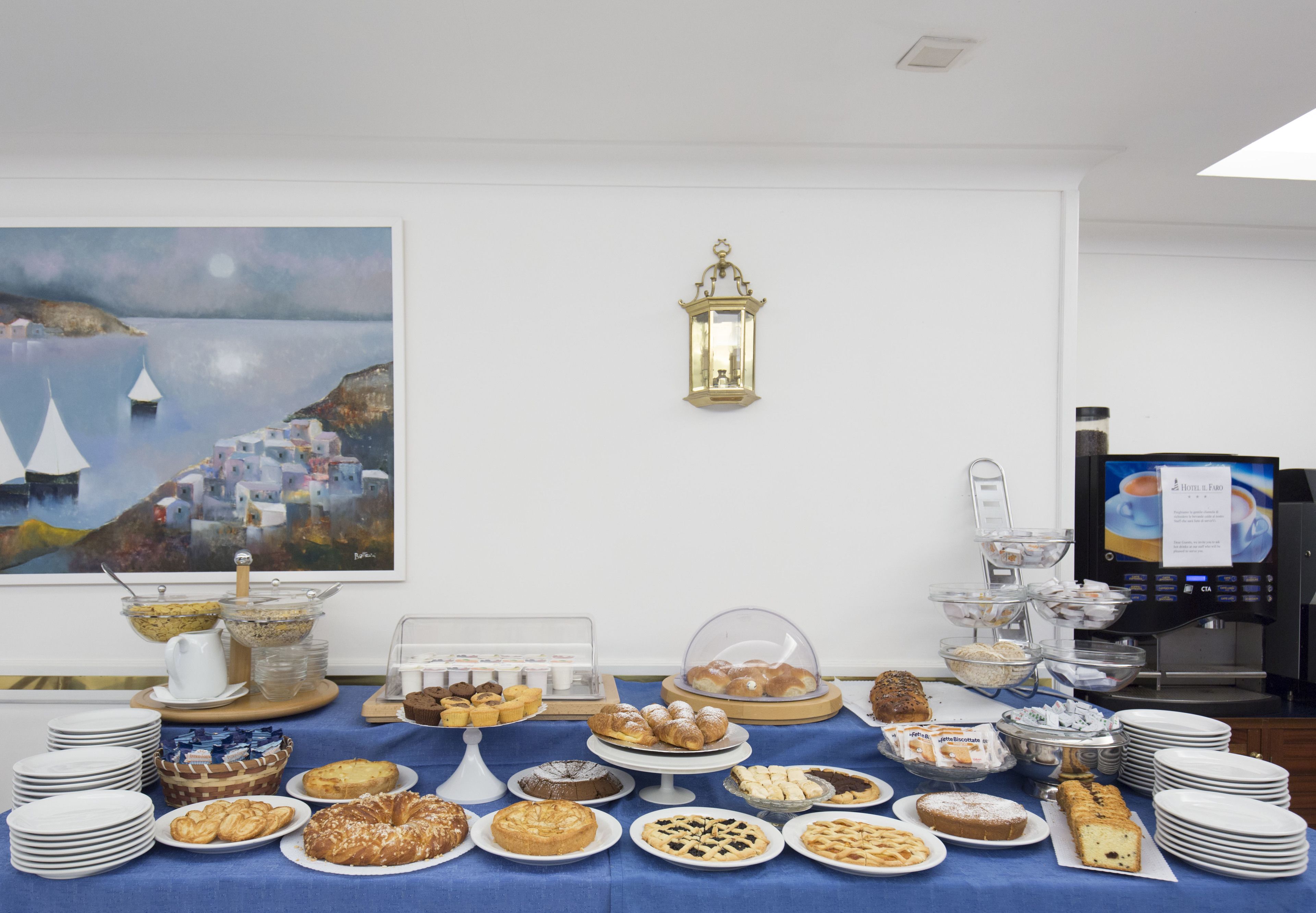 Une table de buffet proposant diverses pâtisseries et une machine à café.