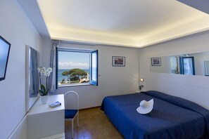 In-room safe, desk, blackout drapes, free WiFi - Hotel Il Faro (Sorrento)