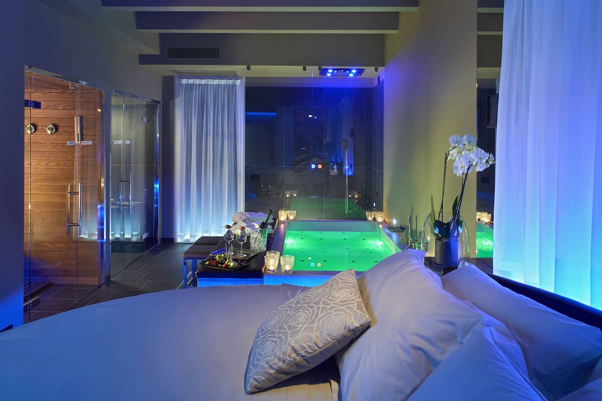 suite (private, spa) | 2 bedrooms, minibar, in-room safe, desk