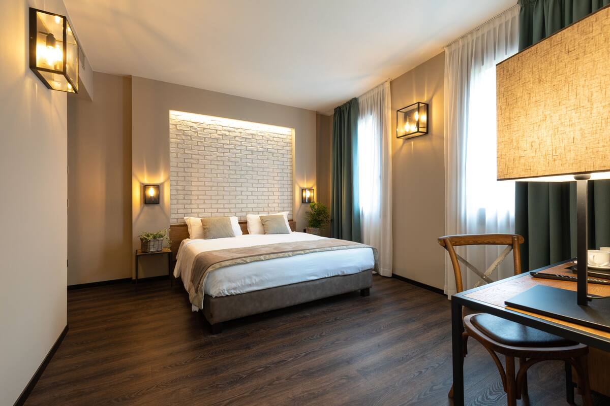 junior suite, 2 bedrooms | 2 bedrooms, minibar, in-room safe, desk