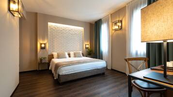 Junior Suite, 2 Bedrooms | 2 bedrooms, minibar, in-room safe, desk