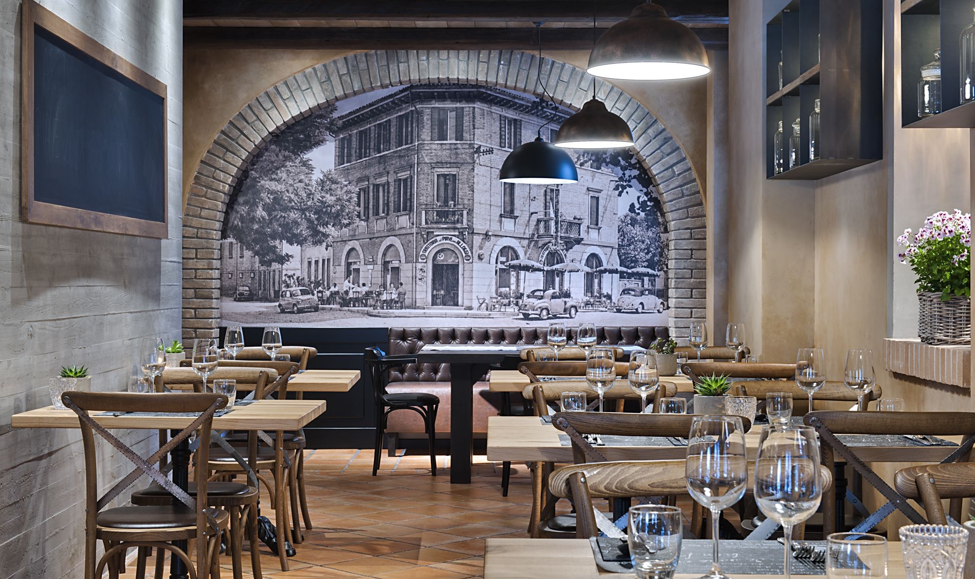 Ein Restaurantinnenraum mit Ziegelwänden, Holzmöbeln und einem Vintage-Wandbild in Schwarzweiß.