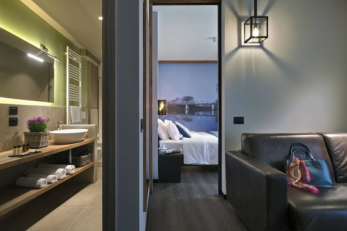 2 bedrooms, minibar, in-room safe, desk