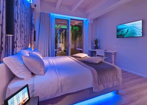 ميني بار وخزنة داخل الغرفة ومكتب ومساحة عمل للكمبيوتر المحمول