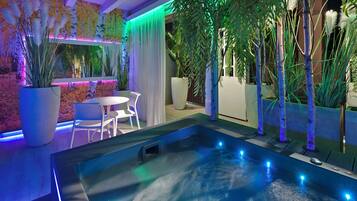 Minibar, caja de seguridad en la habitación y escritorio