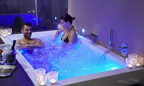 Suite (Private, Spa) | Badkamer | Een douche, gratis toiletartikelen, een haardroger, een bidet