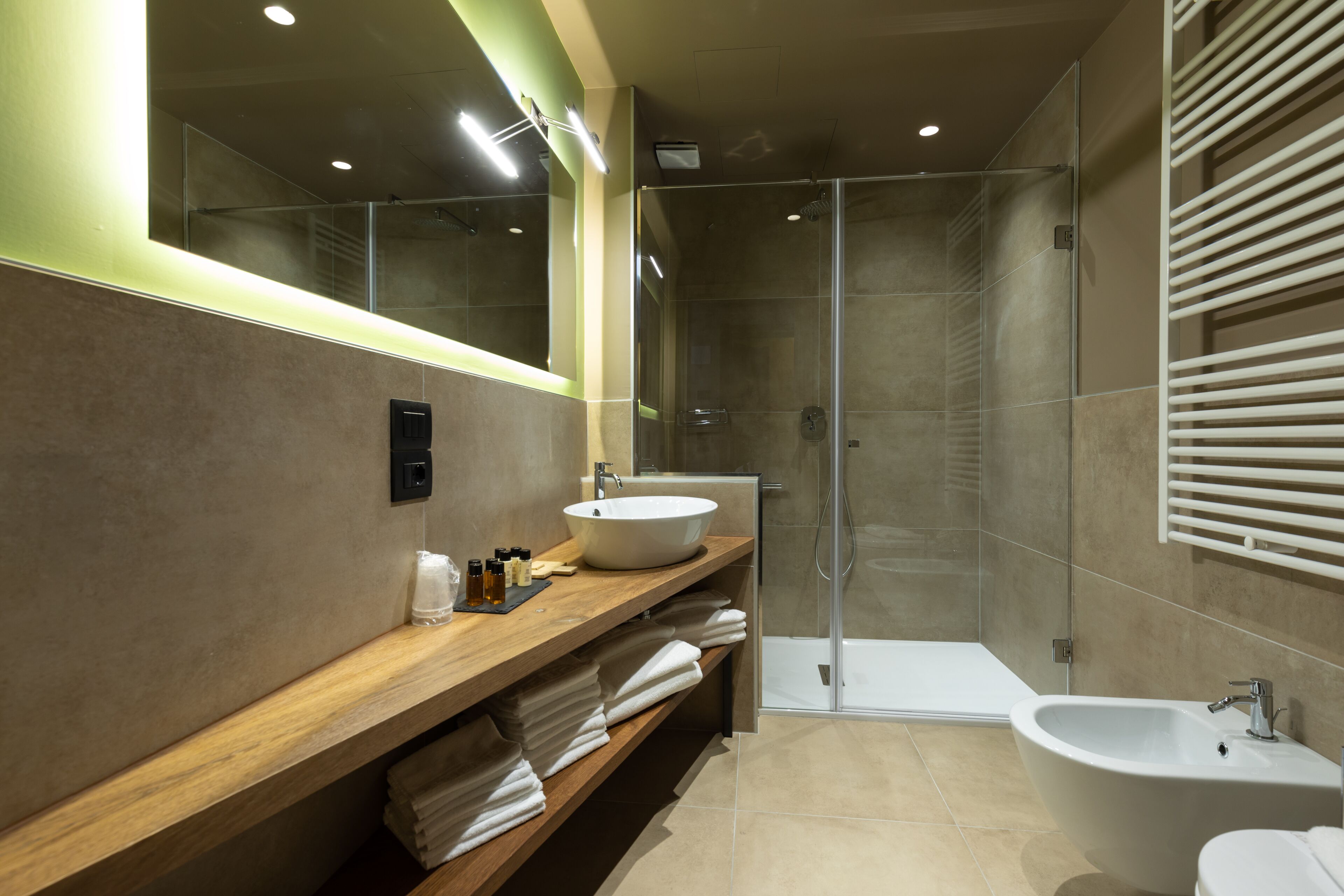 junior suite, 2 bedrooms | bathroom | shower, free toiletries, hair dryer, bidet