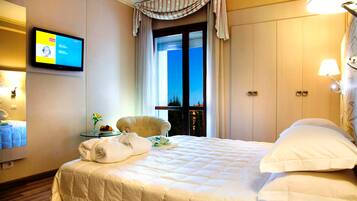 Bộ đồ giường cao cấp, két bảo mật tại phòng, bàn, phòng cách âm