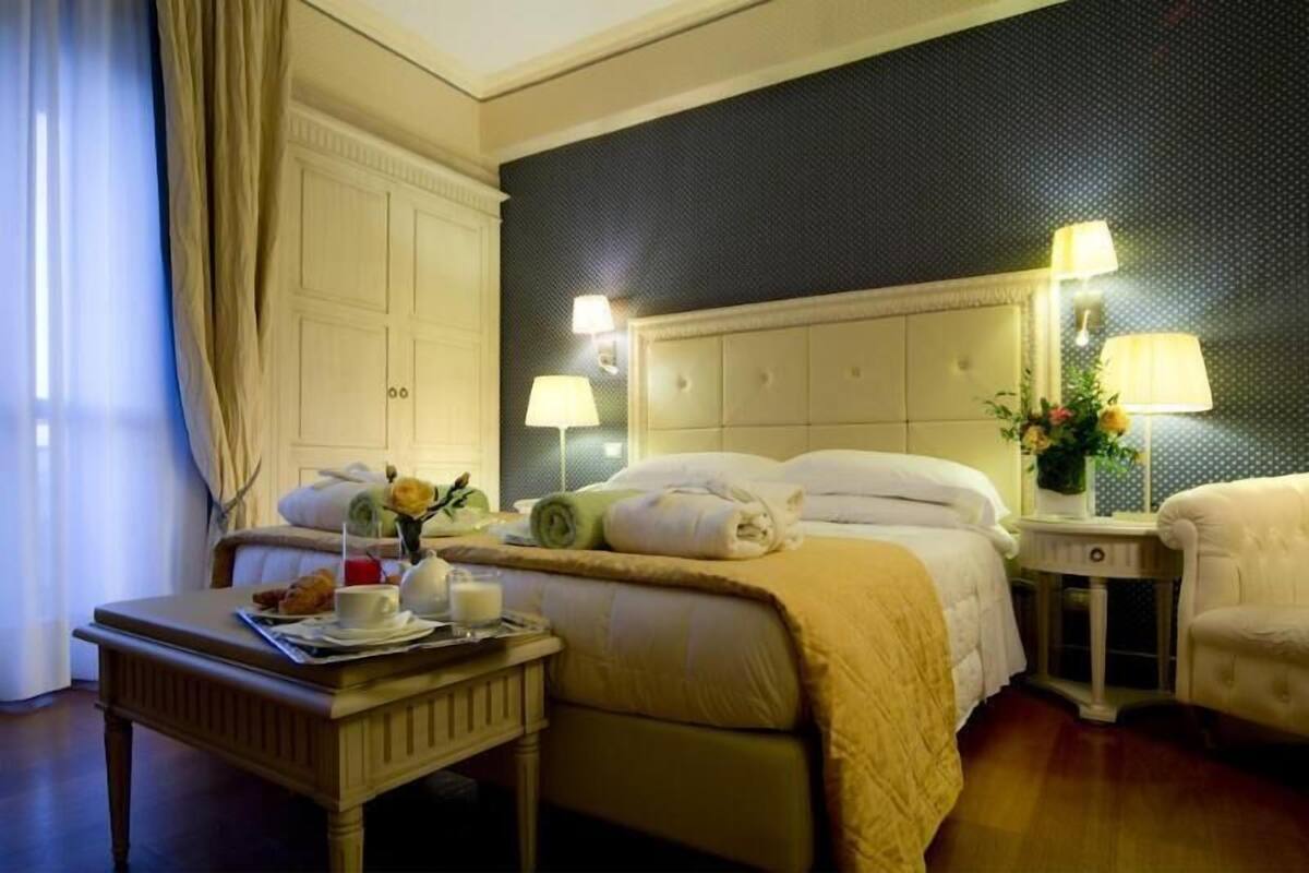 Luxe beddengoed, een kluis op de kamer, een bureau, geluiddichte muren