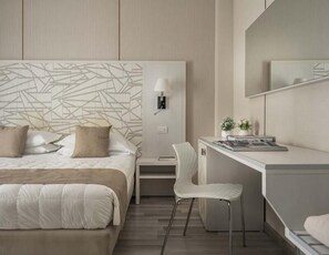 Chambre Double Classique | Literie de qualité supérieure, coffres-forts dans les chambres, bureau