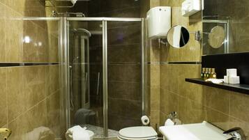 Chaussons, bidet, serviettes fournies