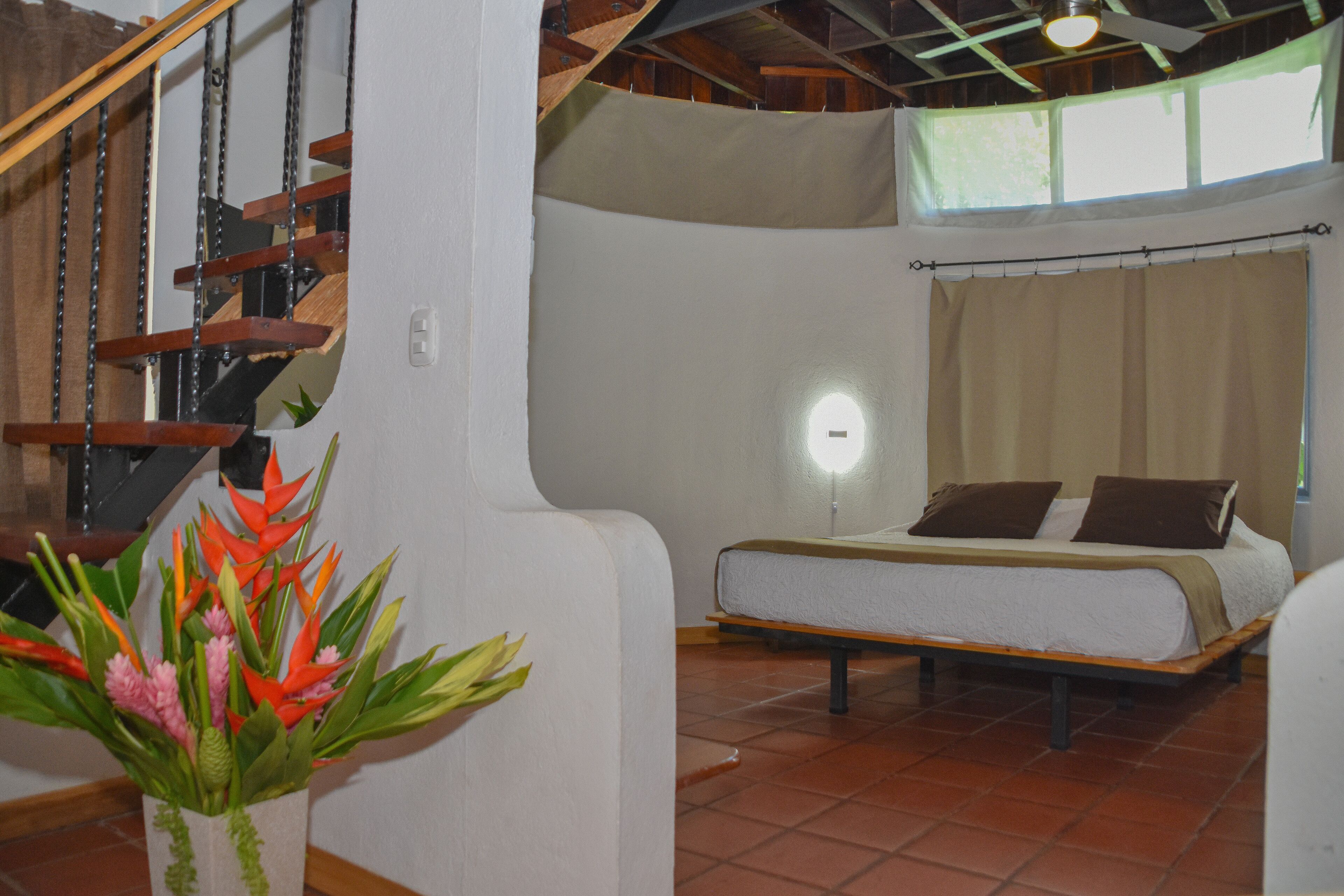 bungalow cuadruple | bathroom | shower, free toiletries, hair dryer, towels
